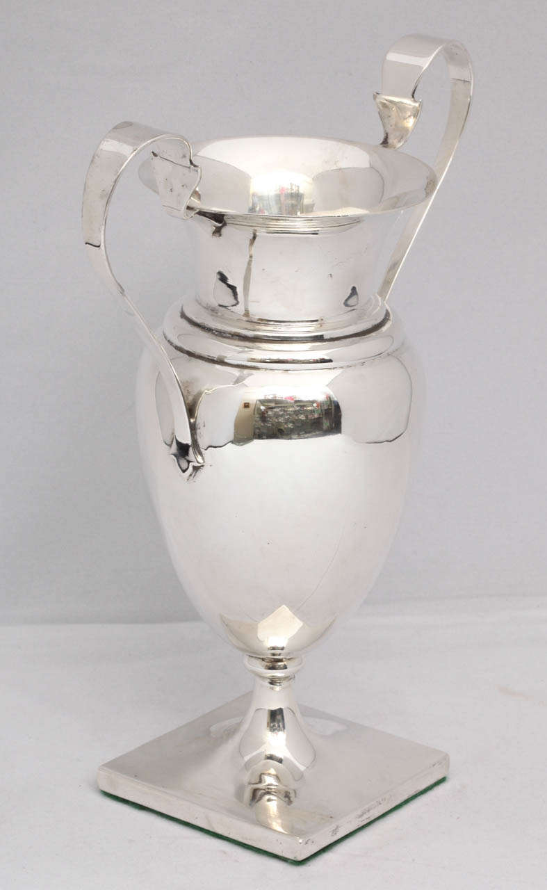 Edwardian Sterling Silber Zwei-Handle Trophäe Cup/Vase im Zustand „Hervorragend“ in New York, NY