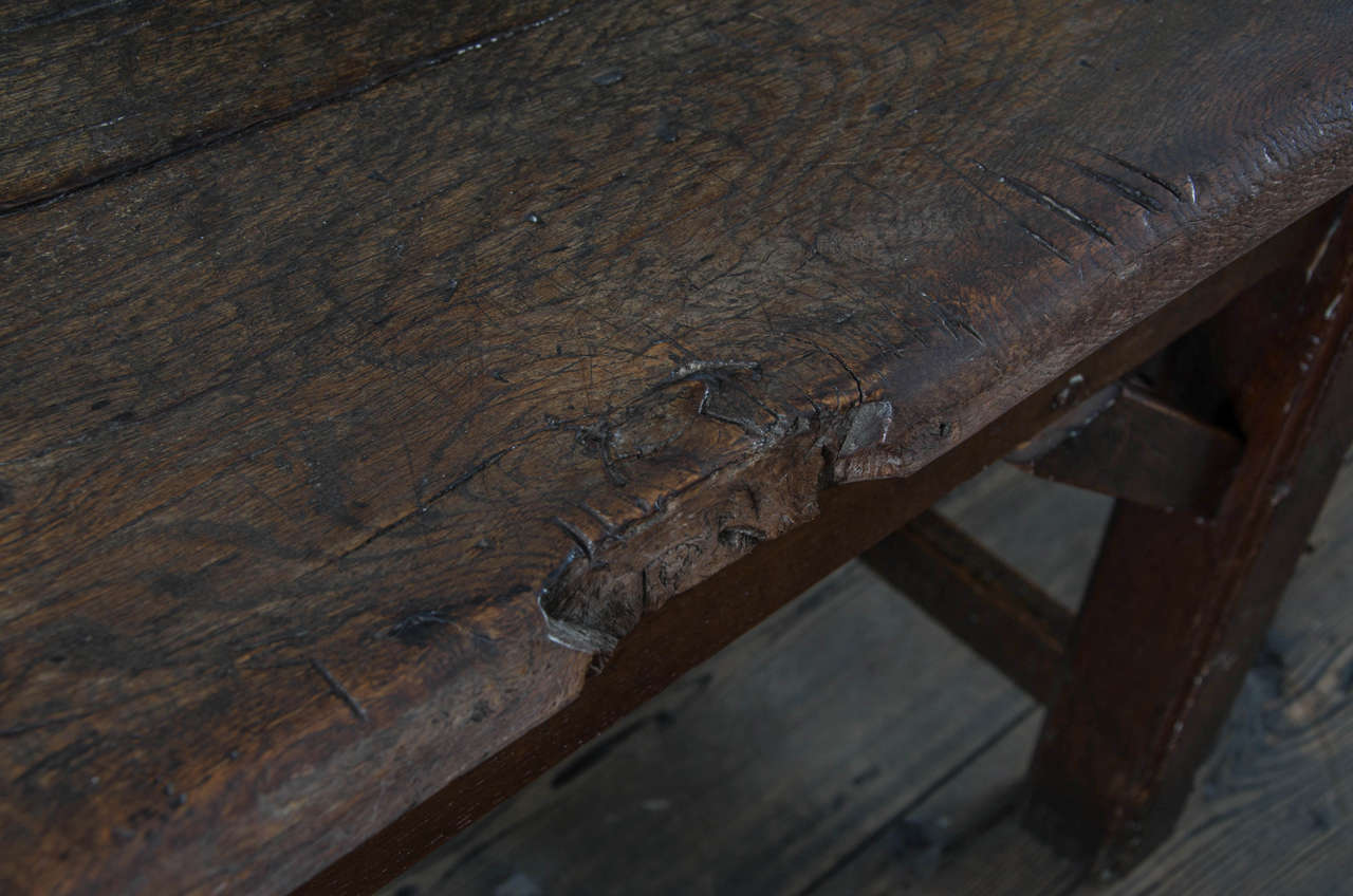 17th Century English Oak Refectory Table In Distressed Condition In London, GB