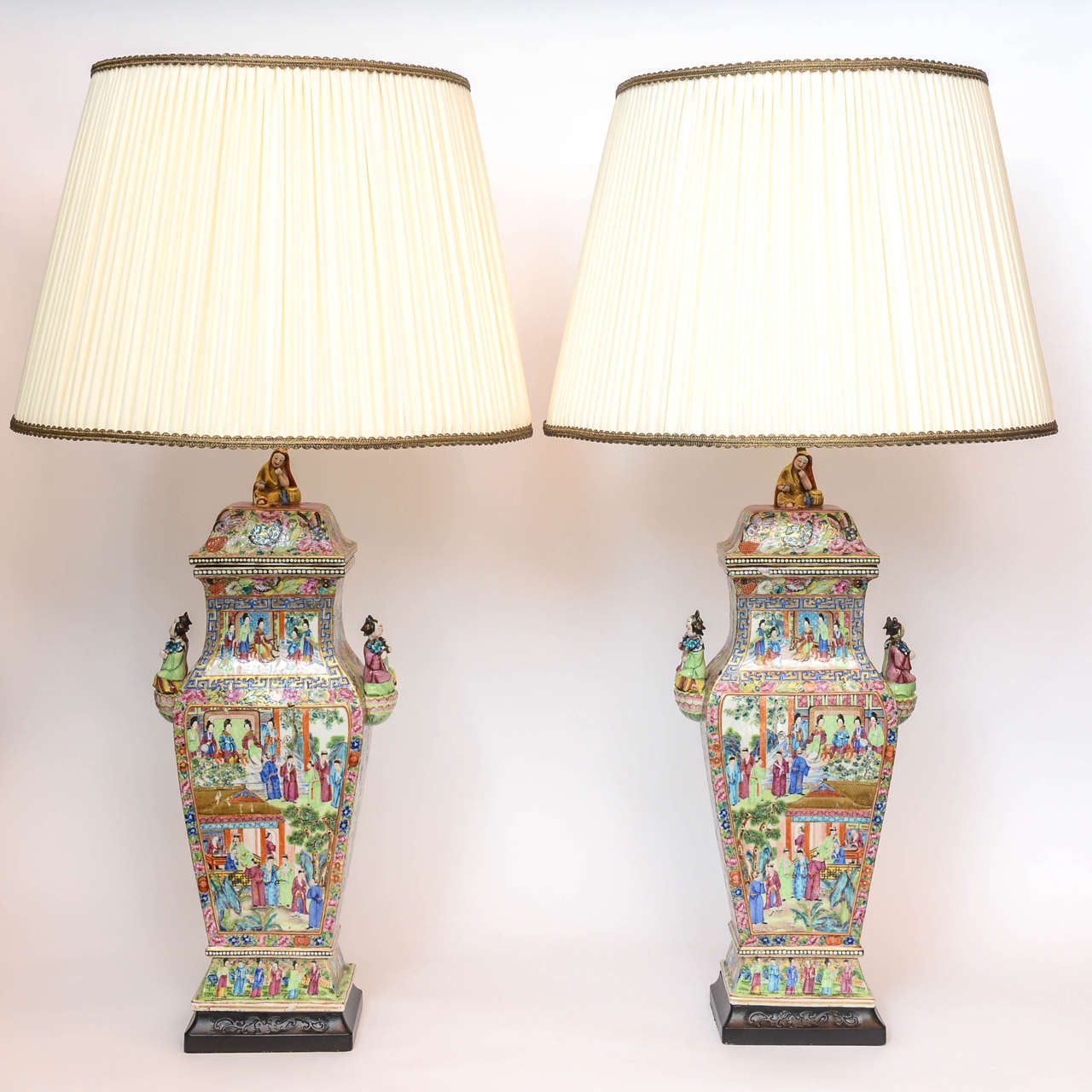 A very fine pair of Chinese canton vases with figurine handles and finals lamps, circa 1810. Measures: Height: 23