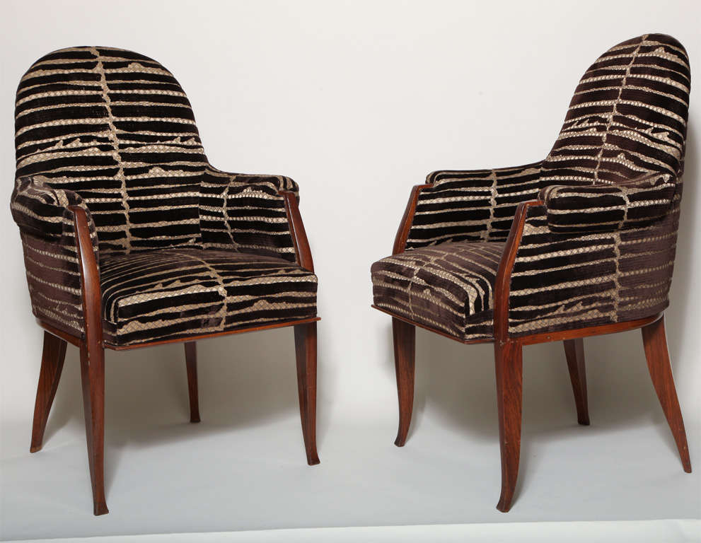 Pair of fauteuils with padded arms and backs, the seats cantilevered over the front legs by Émile-Jacques Ruhlmann (1879-1933).

Literature:
Emmanuel Breon and Rosalind Pepall , Ruhlmann Genius of Art Deco, Paris, Sogomy éditions d’art, 2004, p.