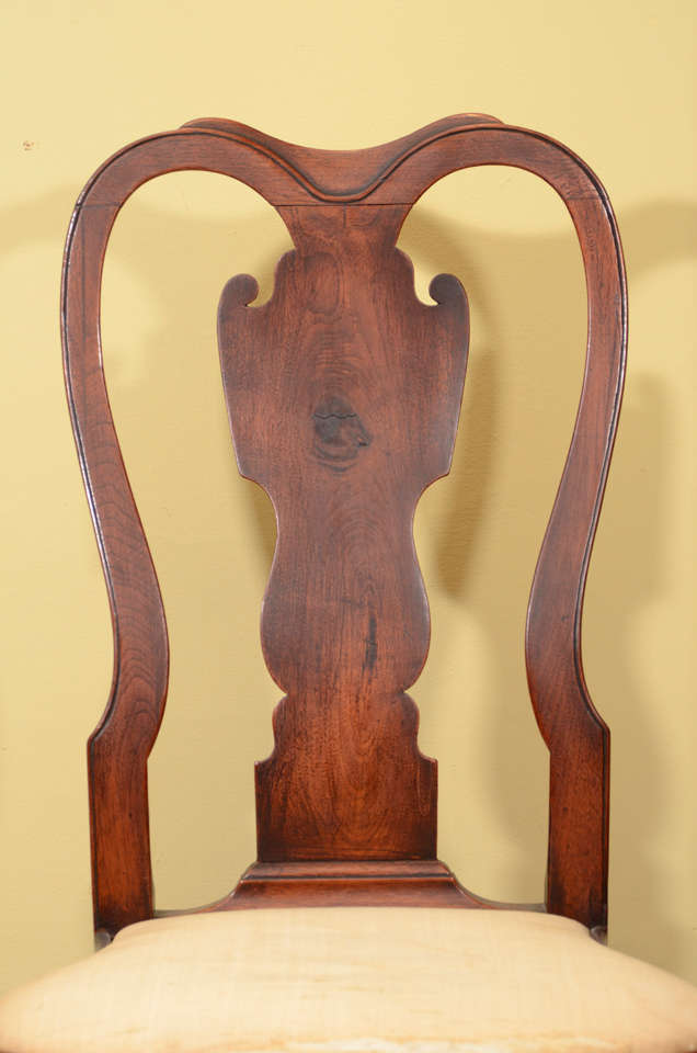 A Rare Queen Anne Walnut Compass-Seat Side Chair   Philadelphia, c. 1750 In Good Condition In New York, NY