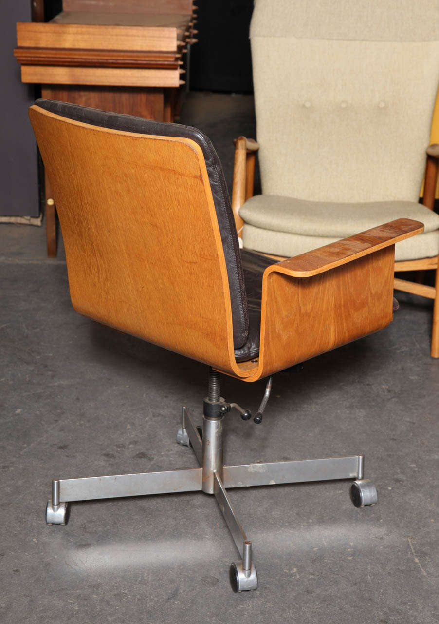Teak Desk Office Chair with Leather Upholstery by Kevi In Excellent Condition In New York, NY