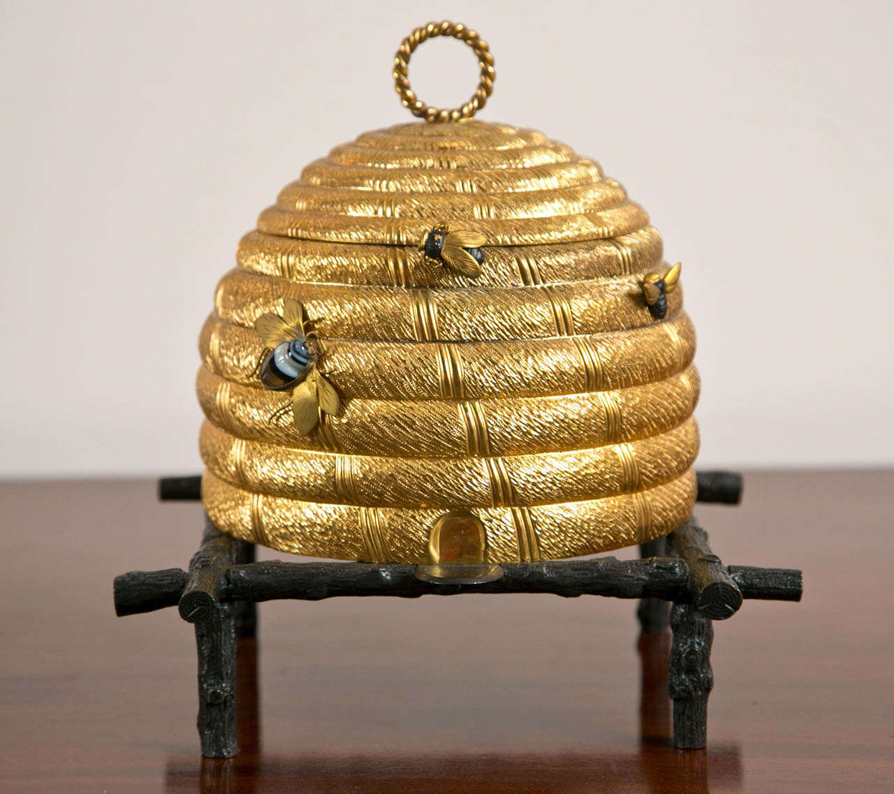 Ein wunderschönes Nähkästchen aus Bronze und Messing in Form eines Bienenstocks mit mit Juwelen besetzten Achat-Honigbienen von Howell James & Co. - Regent Street (1810-1900)