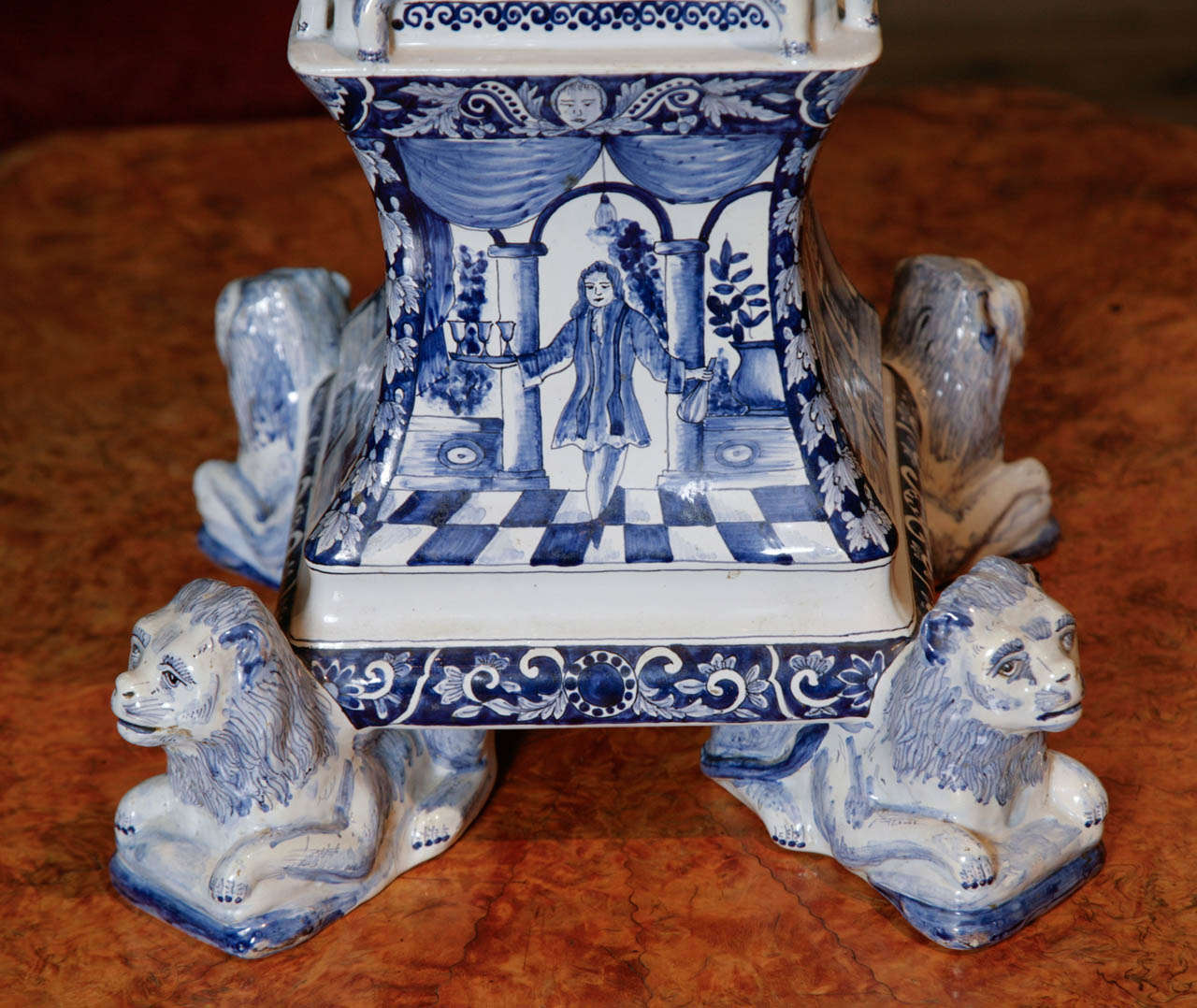 Milieu du XXe siècle Vase tulipe de Delft réalisé par Christian Dior Décor