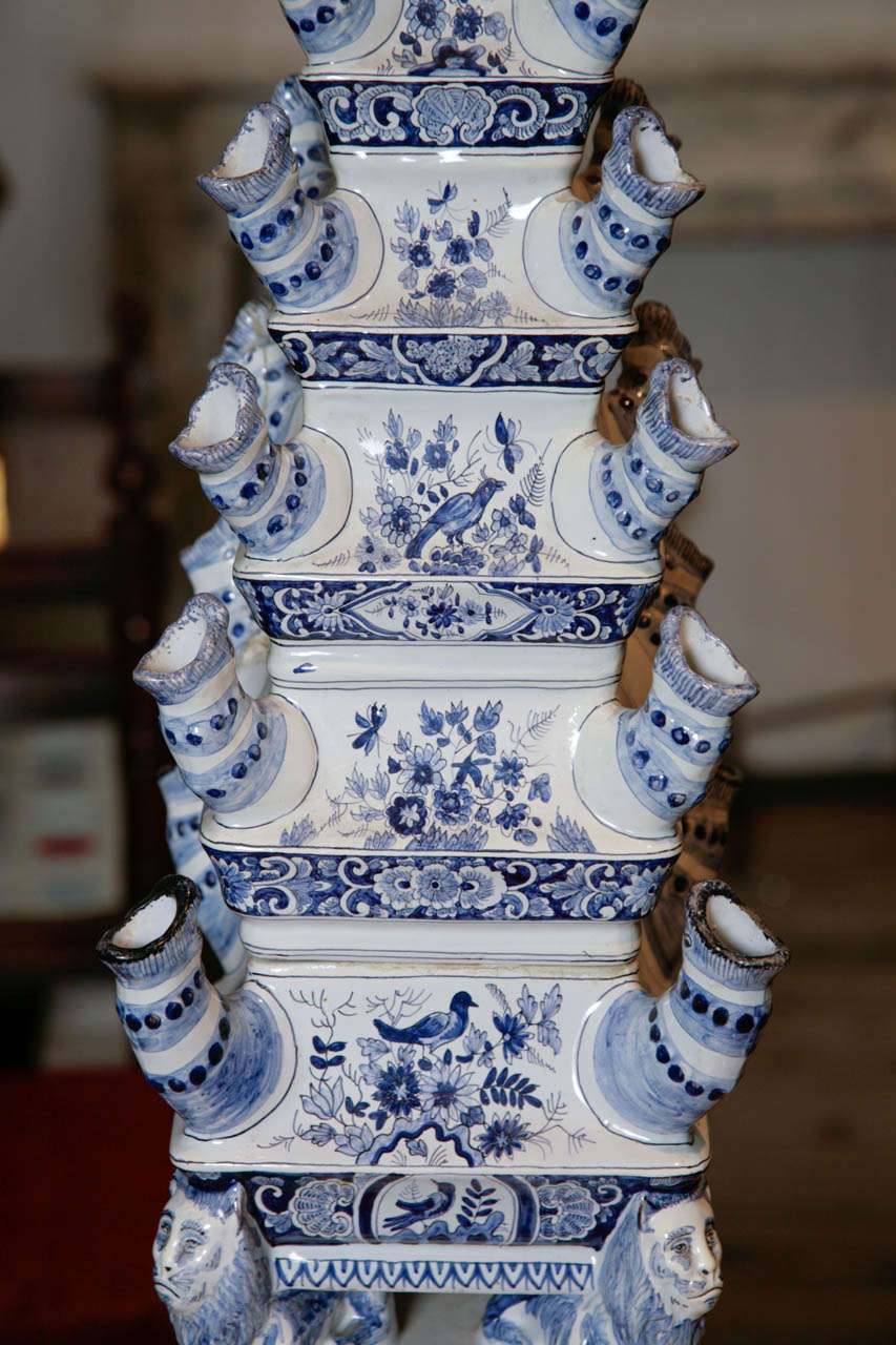 Britannique Vase tulipe de Delft réalisé par Christian Dior Décor