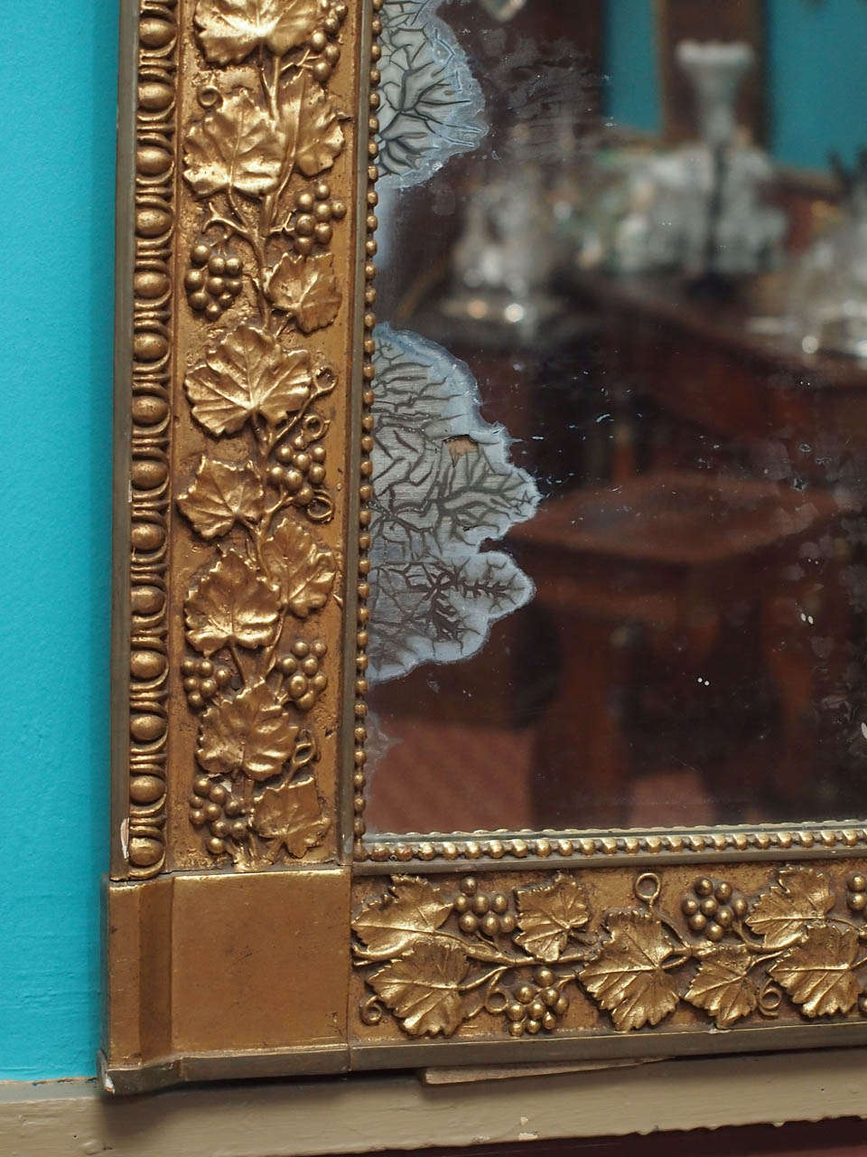 French Empire Period Gilded Mirror with Grape Motif In Good Condition For Sale In New Orleans, LA