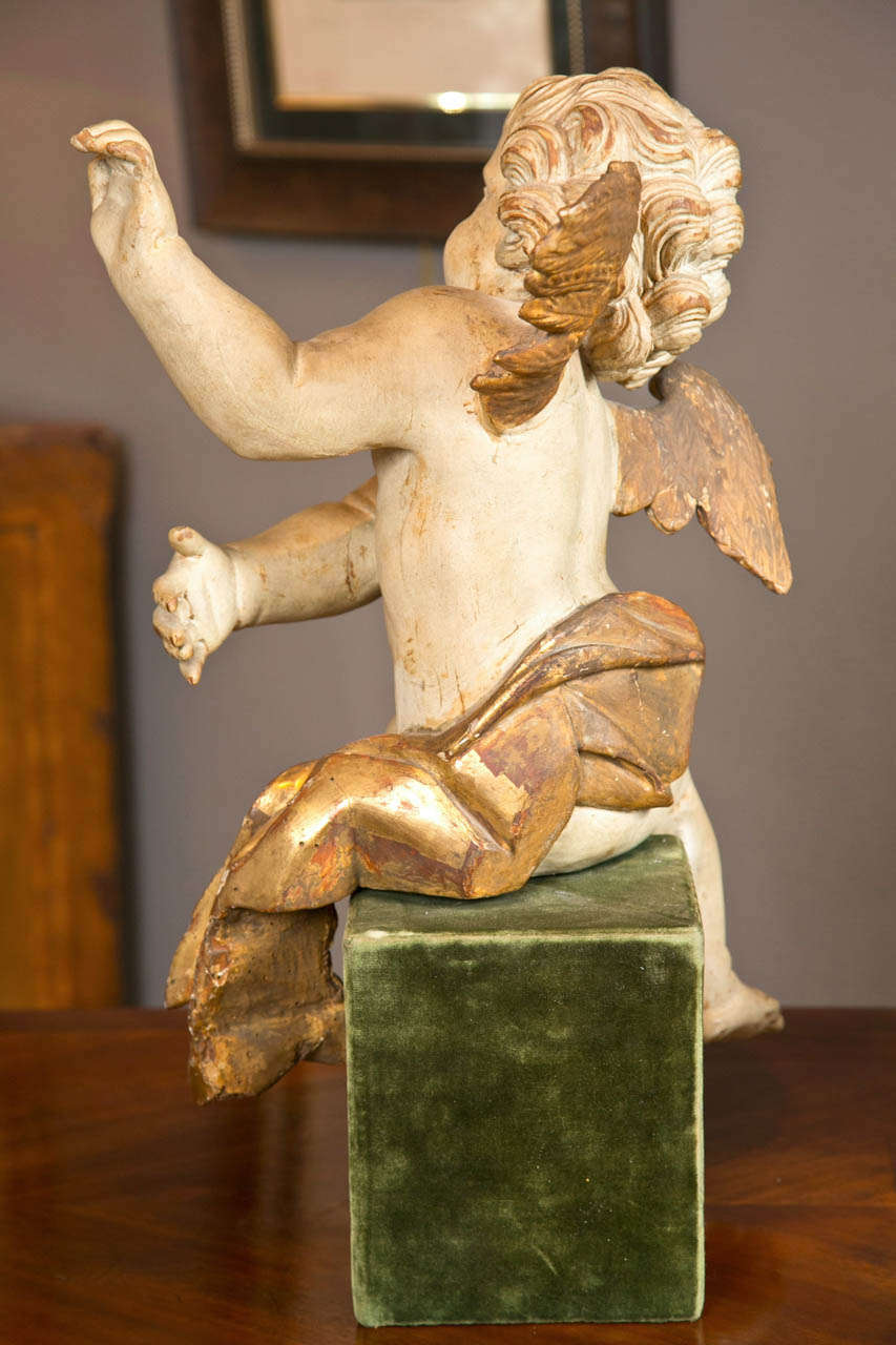 Doré Paire de sculptures d'anges italiennes du milieu du 18ème siècle