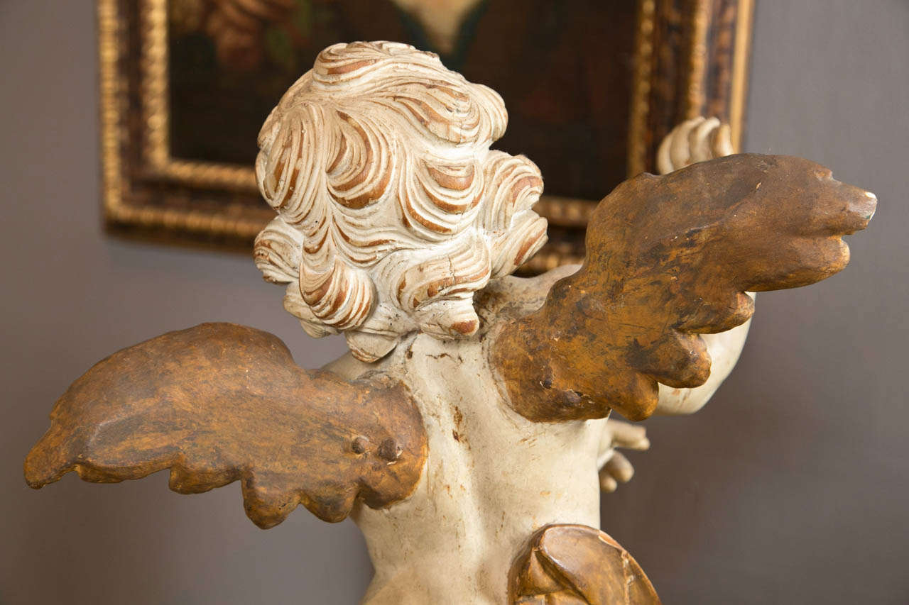 Bois Paire de sculptures d'anges italiennes du milieu du 18ème siècle