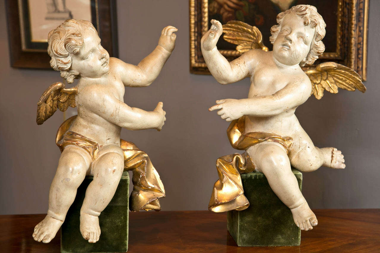 A Pair of mid 18th century Italian gilded and white lacquered  wooden winged angel sculptures, circa 1750.

Measurements are sculptures only.