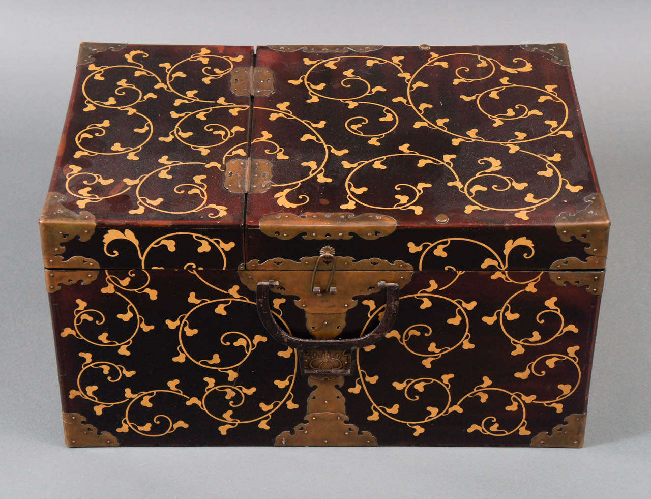 Malle à vêtements japonaise avec de délicates ferrures en bronze sur bois laqué.  Motif de vigne et écusson de famille (Mon) en laque dorée.  Fin de la période Tokugawa.