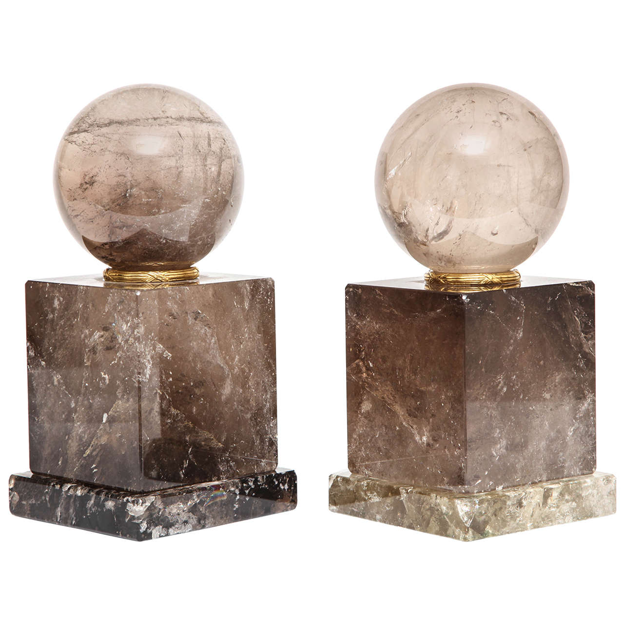 Paire d'orbes ou de sphères en cristal de roche fumé sur socle avec bronze doré, France