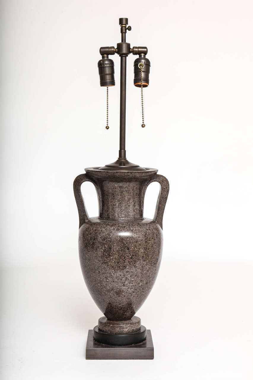 Paire d'urnes en porphyre Grand Tour italiennes transformées en lampes, début des années 1800 Excellent état - En vente à New York, NY