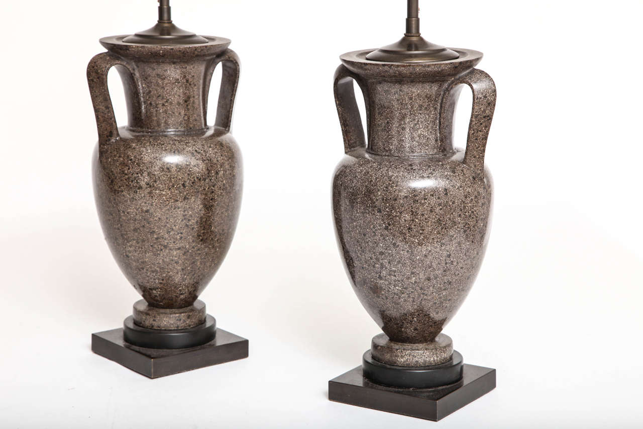 Paire d'urnes en porphyre Grand Tour italiennes transformées en lampes, début des années 1800 en vente 4