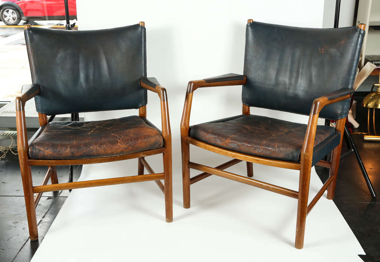 Originally designed for the council chamber is Aarhus City Hall, 1940s.
The best of Hans Wegner armchairs with beautiful and amazingly aged leather.