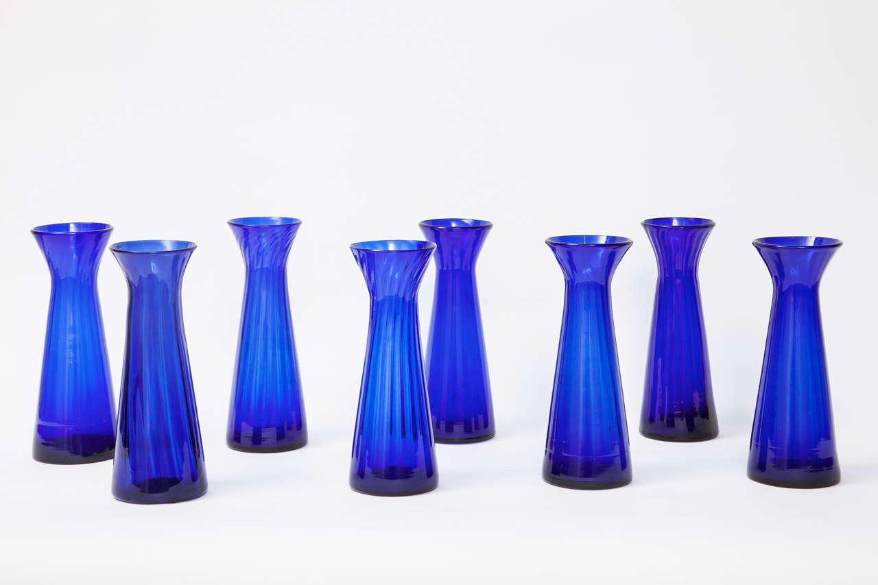Eine Sammlung dänischer kobaltblauer mundgeblasener Hyazinthenvasen, Ende 19./Anfang 20

Einzelpreis - $260 pro Stück