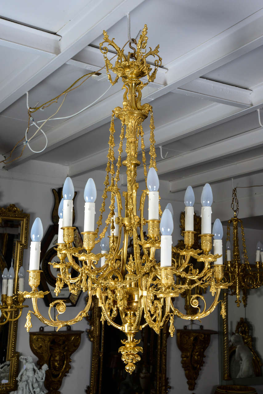 Very elegant chandelier, 12 lux, in gilt bronze.
Lois XVI style.