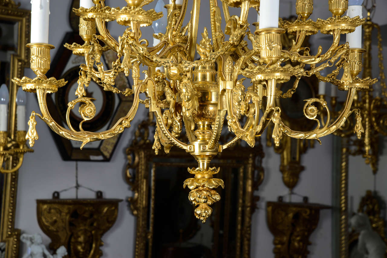 Elegant Louis XVI Style Gilded Bronze Chandelier In Excellent Condition For Sale In Paris, FR