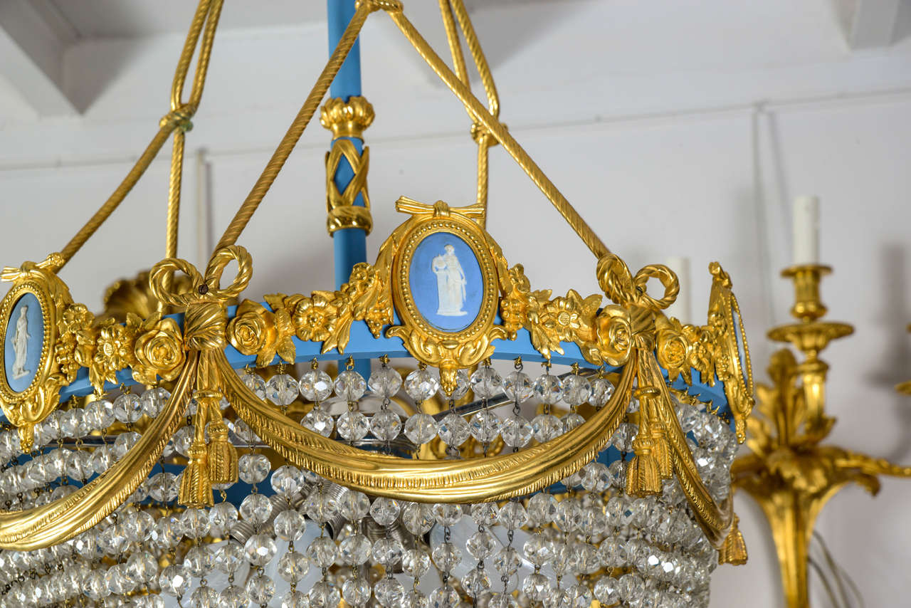 Inusual chandelier decorated with Wedgwood medails In Excellent Condition For Sale In Paris, FR