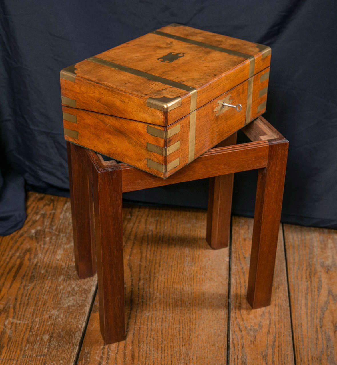 Walnut Lap Desk on Stand In Excellent Condition In Woodbury, CT