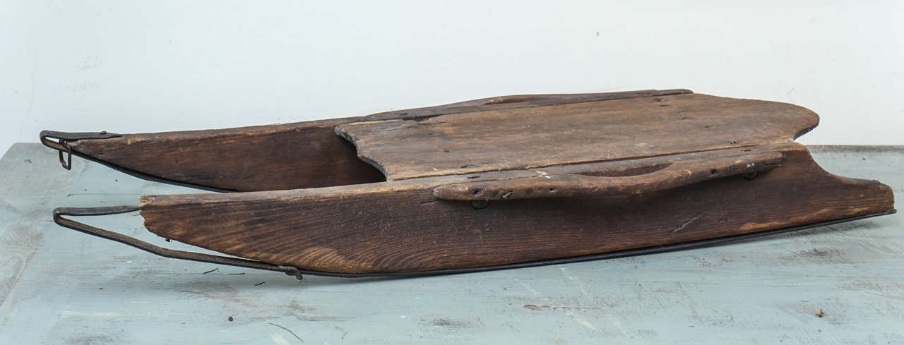 Do you want to give an excellent winter gift? This American sled was handmade and is in good condition, made of wood and metal. The metal runners are intact on this sled and it has two sweet handles on the side. What a wonderful decorative piece