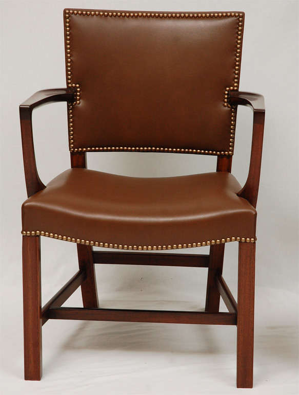 Ein Paar Kaare Klint Sessel, entworfen 1927 und hergestellt von Rud Rasmussen.   Geschäft früher bekannt als ARTFUL DODGER INC