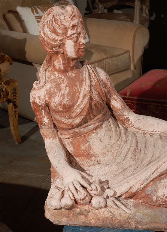 Escultura de una mujer reclinada, bellamente patinada y escalada con gracia.