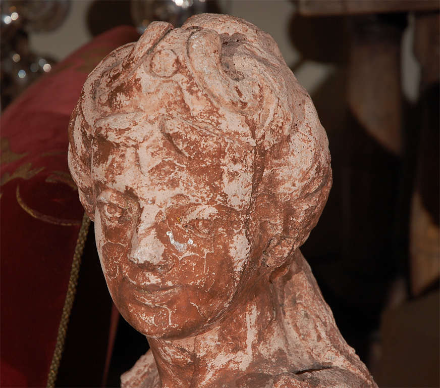 Escultura femenina reclinada de terracota francesa, hacia 1830 en venta 2