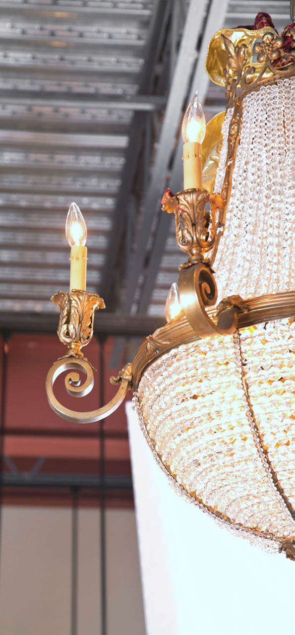 Lustre panier français ancien en bronze perlé de cristal en vente 1