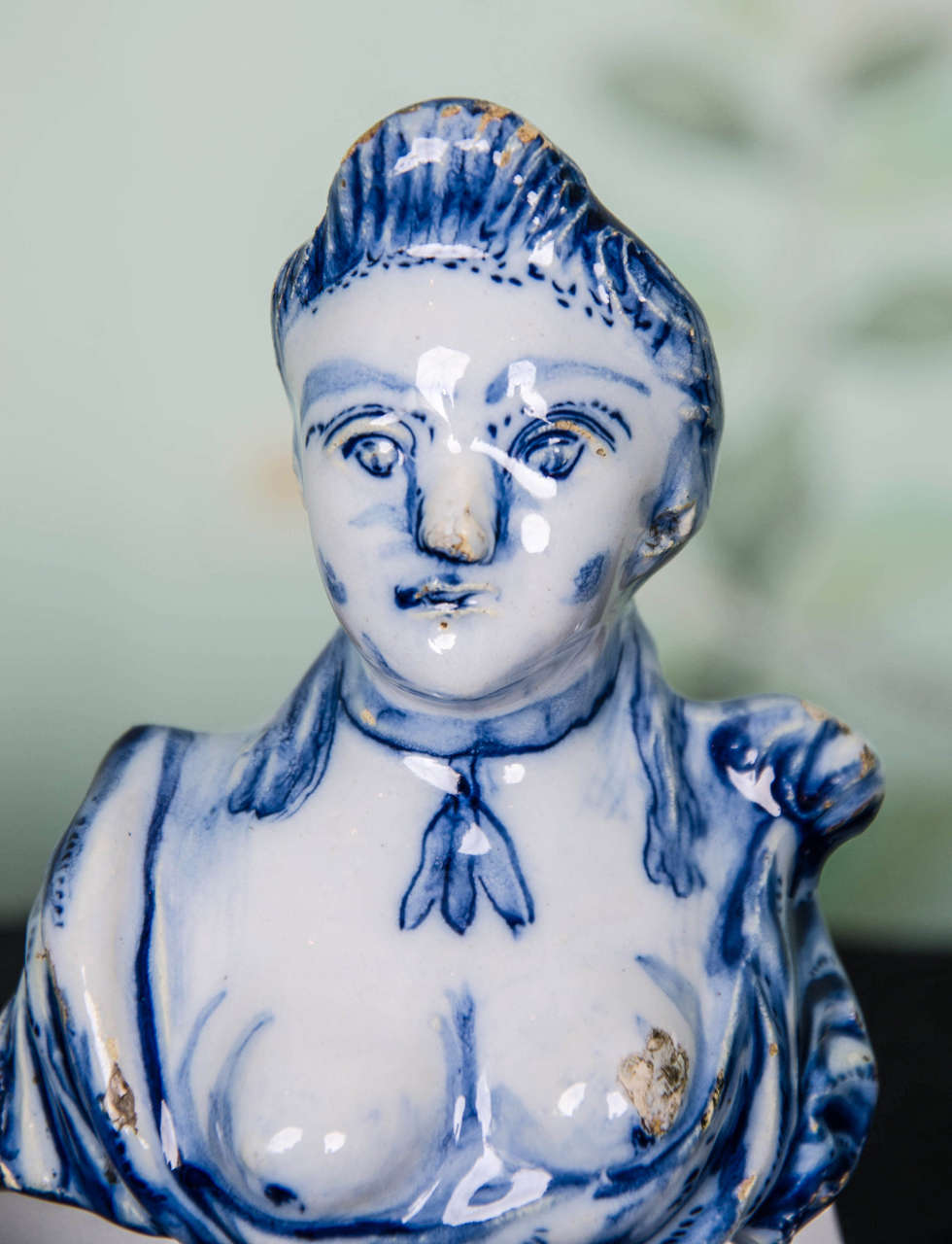 Dutch Delft Portrait Bust of a Lady, possibly Mary Stuart, Late 17th C. In Good Condition For Sale In London, GB