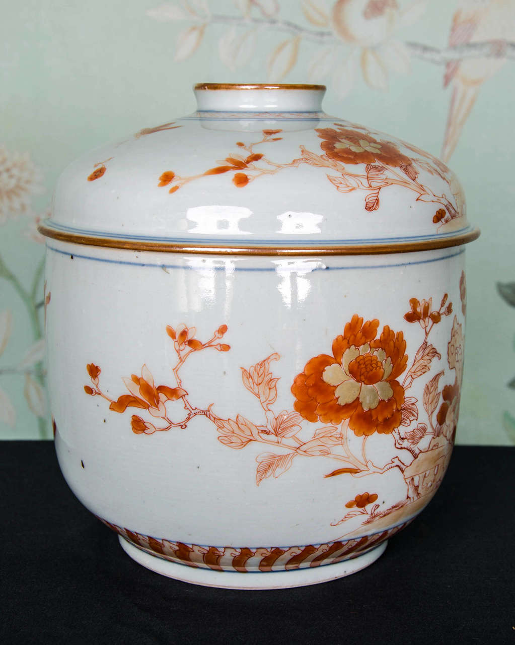 Stunning Chinese bowl with lid of large proportions.
Kangxi period (1662-1722) 
Decorated in "Rouge de Fer" with rocks, peonies, a branch of cherry tree blossoming and butterflies.
Perfect conditions