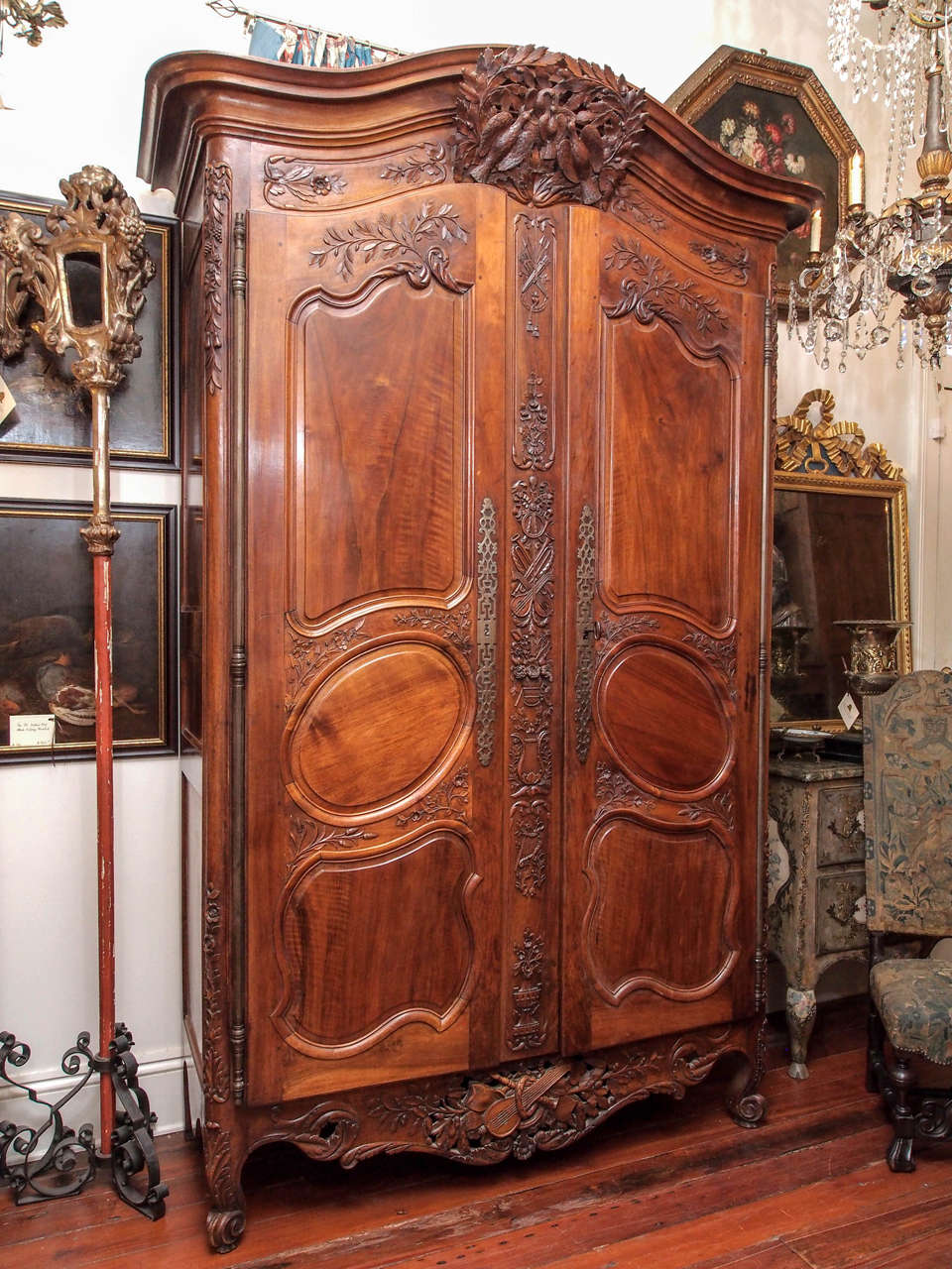 French Louis XV walnut Armoire du Marriage form a chateau in the Luberon area, 18th century. Having carved decoration in music and foliate decoration. The traditional crest with pierced apron.