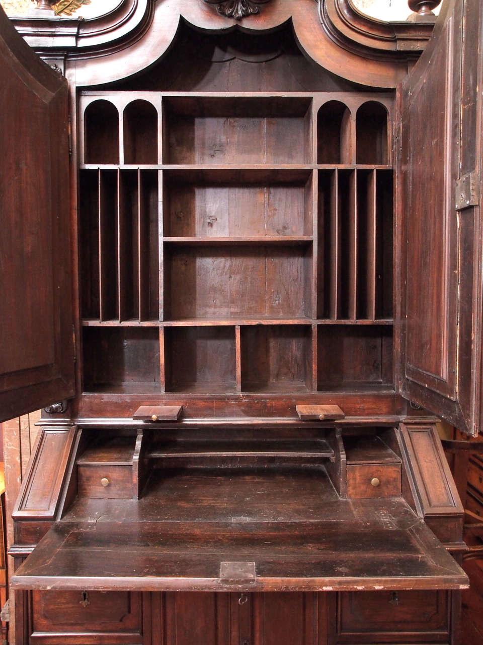 Late 17th Century-Early 18th Century Italian Walnut Secretaire Bookcase For Sale 2