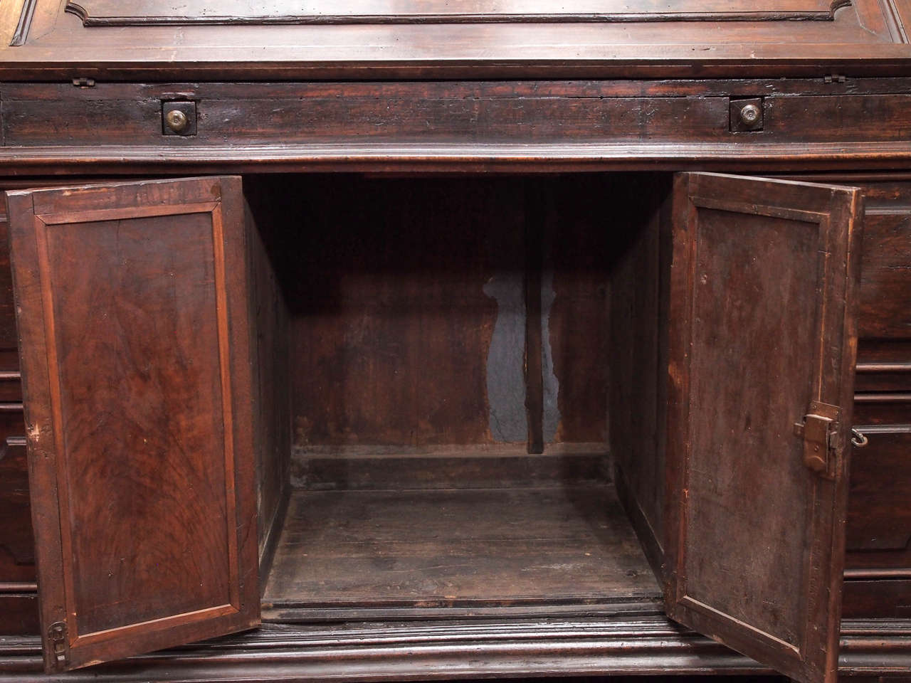 Late 17th Century-Early 18th Century Italian Walnut Secretaire Bookcase For Sale 5