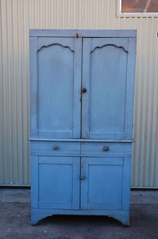 THIS WONDERFUL FOLKY WALL CUPBOARD HAS SMALL ORIGINAL SCREENS AND CUT OUTS ONLY ON THE TOP SIDES OF THE CUPBOARD.OF COURSE THIS WAS FOR THE BREAD OR PIES TO BE STORED OR TO COOL DONE AFTER COMING OUT OF THE HOT OVEN.THIS WAS JUST THE TOP HALF OF THE