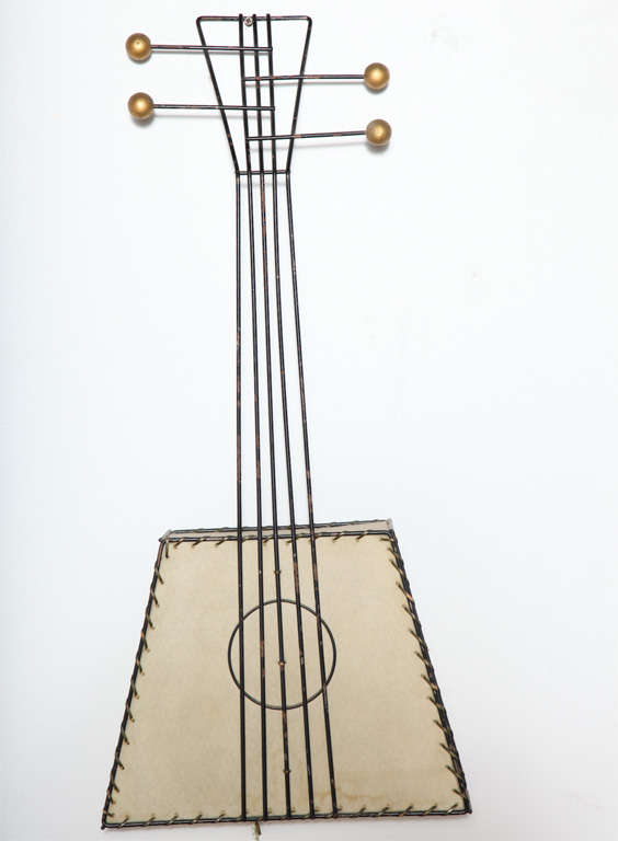 Schwarze gerahmte und genähte Pergament-Wandleuchte „Guitar“ von Frederick Weinberg  (Pergamentpapier) im Angebot