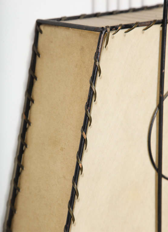 Schwarze gerahmte und genähte Pergament-Wandleuchte „Guitar“ von Frederick Weinberg  (Mitte des 20. Jahrhunderts) im Angebot