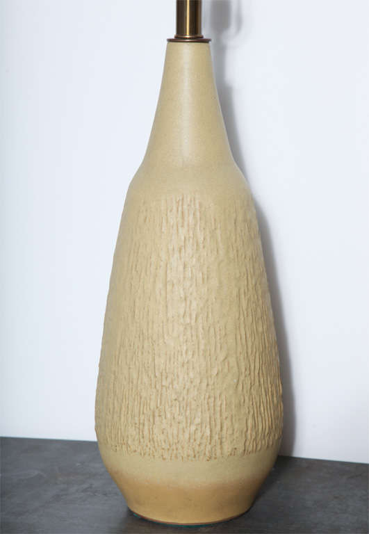 Großes Paar strukturierte blassgelbe Keramiklampen, Lee Rosen für Design Technics (Moderne der Mitte des Jahrhunderts) im Angebot