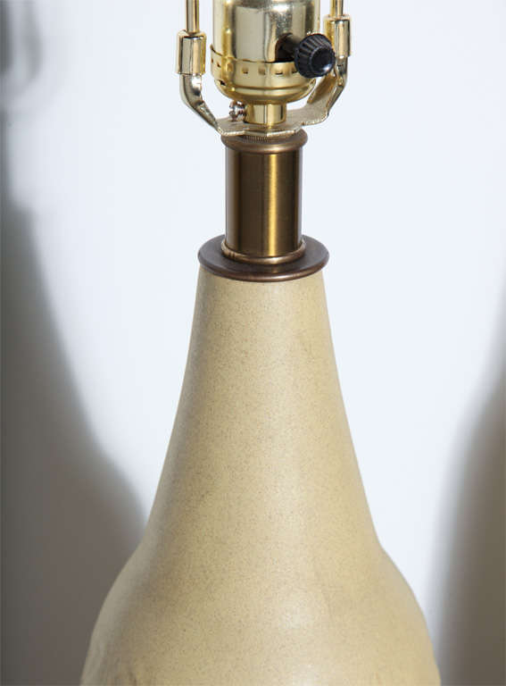 Großes Paar strukturierte blassgelbe Keramiklampen, Lee Rosen für Design Technics (Mitte des 20. Jahrhunderts) im Angebot