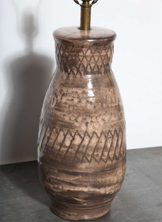 American Marianna von Allesch Incised Glazed Taupe Art Pottery Table Lamp, 1950s For Sale