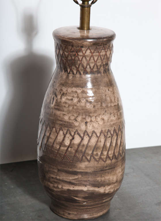 Américain Lampe de bureau Marianna von Allesch en poterie d'art émaillée taupe incisée, années 1950 en vente