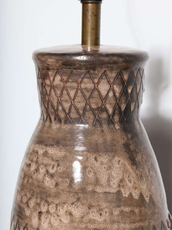Marianna von Allesch Incised Glazed Taupe Art Pottery Table Lamp, 1950s In Good Condition For Sale In Bainbridge, NY