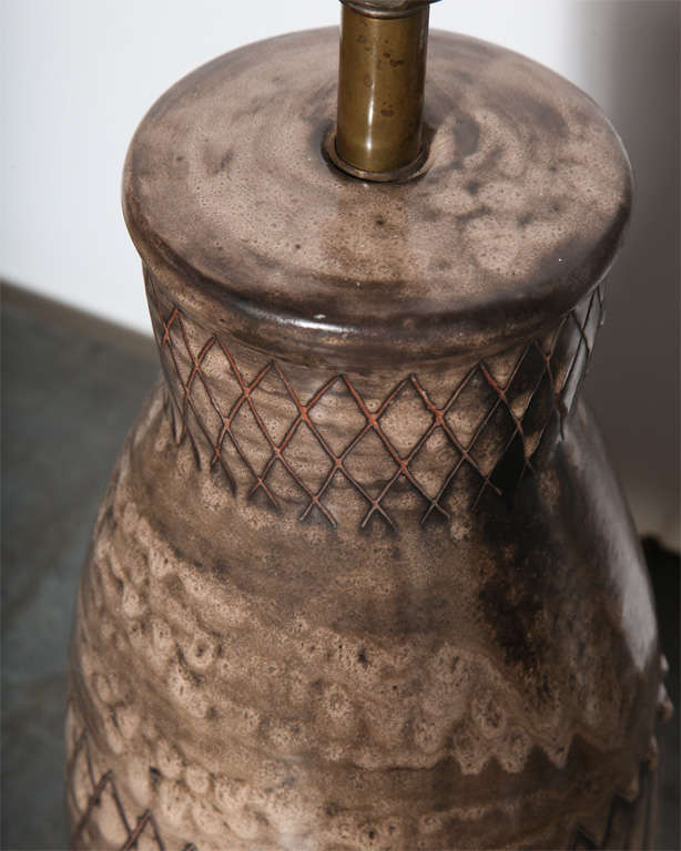 Mid-20th Century Marianna von Allesch Incised Glazed Taupe Art Pottery Table Lamp, 1950s For Sale