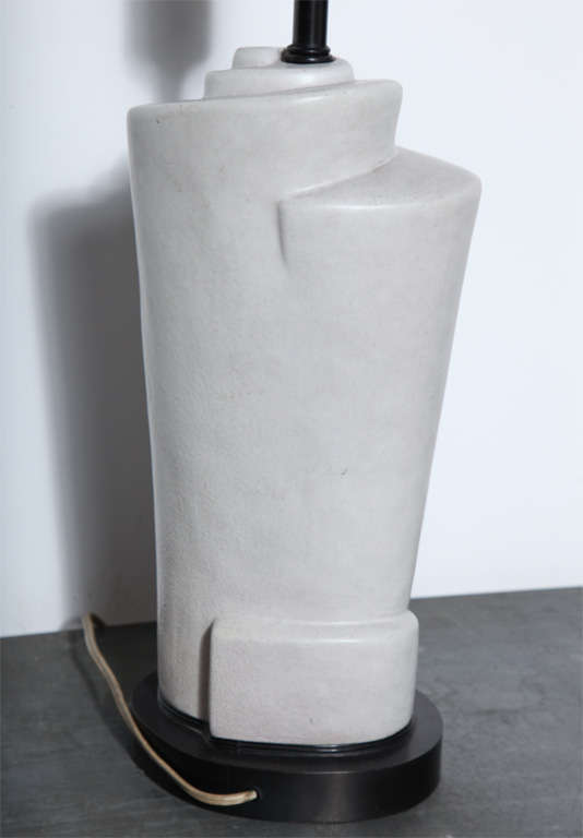 Milieu du XXe siècle Lampe figurative abstraite incisée Marianna Von Allesch avec abat-jour en verre en vente