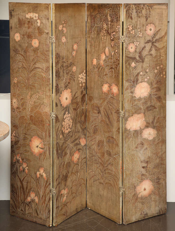 MAX KUEHNE (1880-1968)
Four-panel screen with rubbed gilt finish and incised floral decoration. Fluted decoration on verso of panels.
Screen measures 60