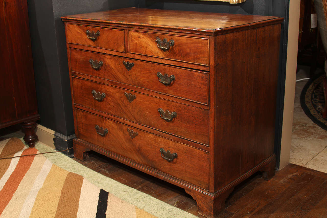 English Chippendale Chest with 5 drawers.