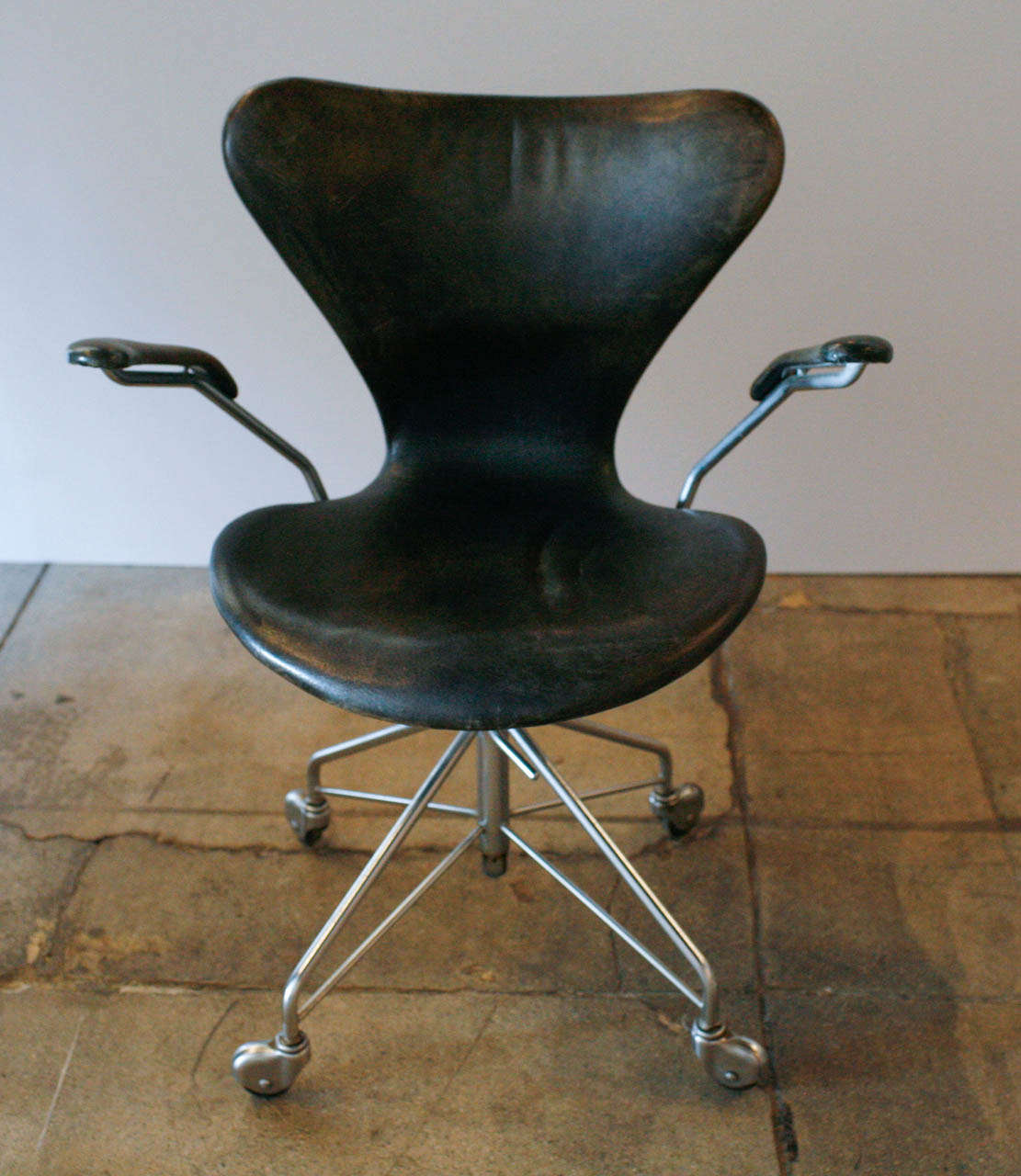 a nice series seven chair by arne jacobsen , originally designed in 1955 , this one is from the early 1960's. stamped & produced by fritz hansen.