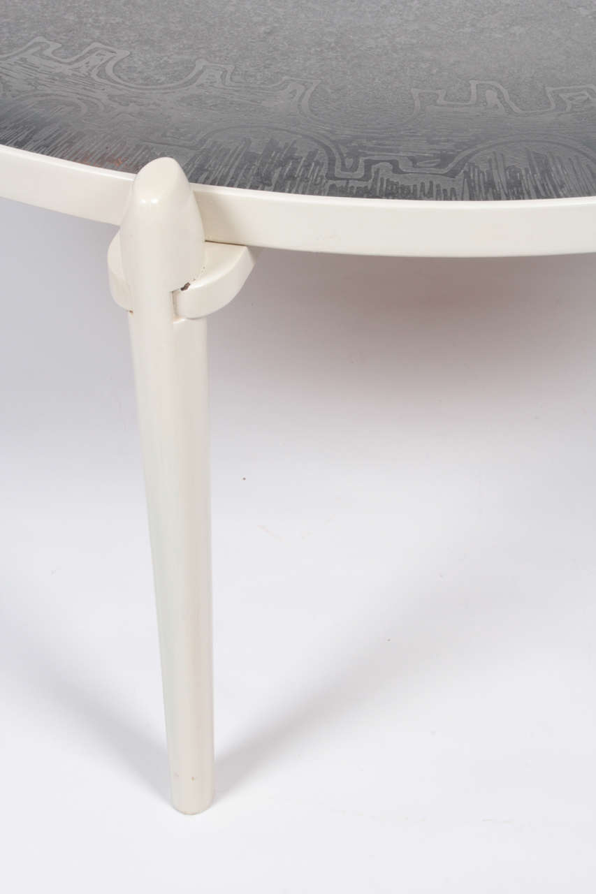 Belge Table basse circulaire en aluminium buriné en vente
