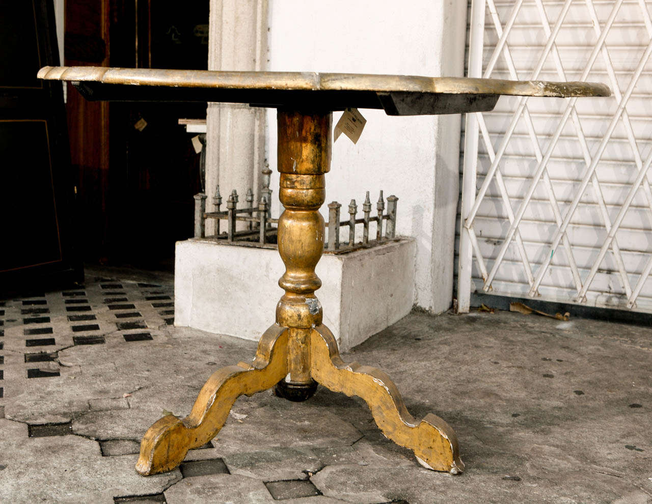 Italienischer handbemalter Flip-Top-Tisch aus vergoldetem Holz, 18. Jahrhundert im Angebot 3