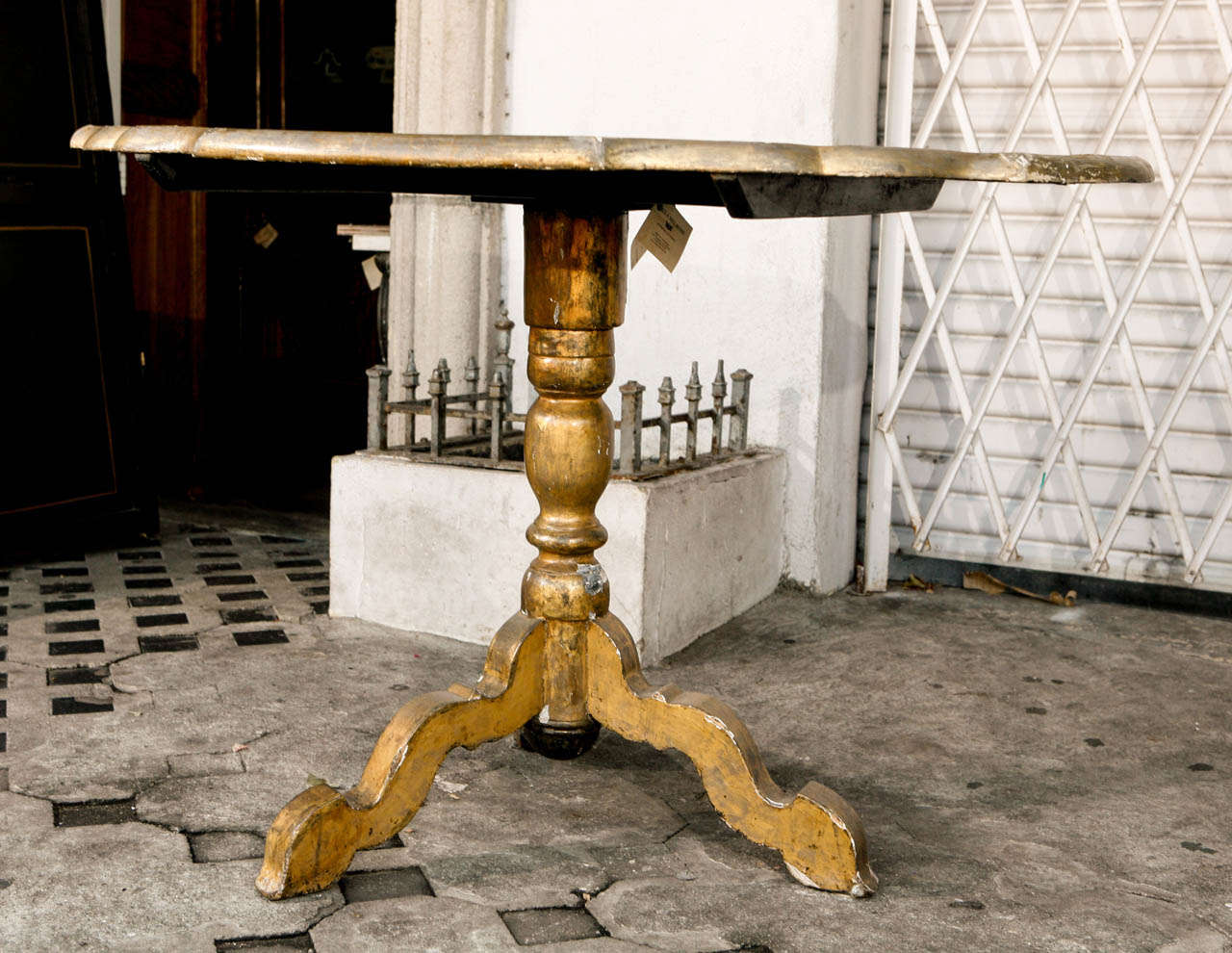 Tavolo ribaltabile in legno d'orato italiano del XVIII secolo dipinto a mano in vendita 2