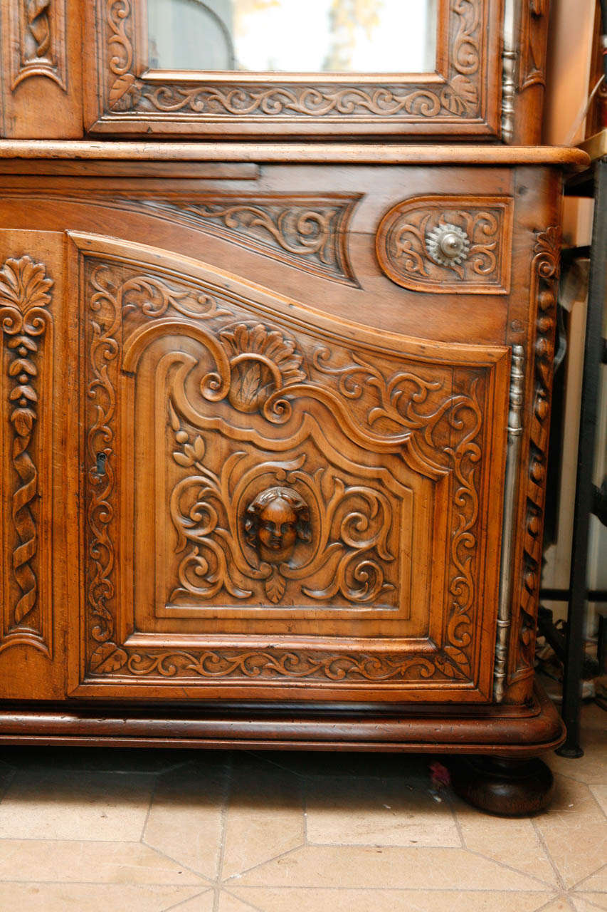 Cabinet en deux parties en noyer français du XVIIIe siècle en vente 2